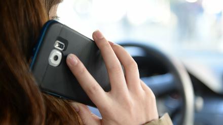 Aus Sicherheitsgründen verboten: Telefonieren am Steuer.