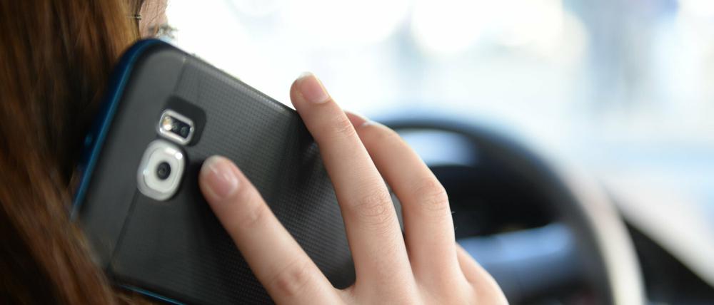Aus Sicherheitsgründen verboten: Telefonieren am Steuer.
