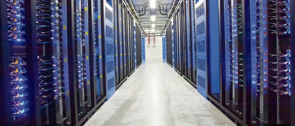 Nur wenige Server internationaler Datenkonzerne stehen in Europa. Das Bild zeigt eine insgesamt 28.000 Quadratmeter große Serverfarm von Facebook im schwedischen Lulea, 900 Kilometer nördlich von Stockholm.