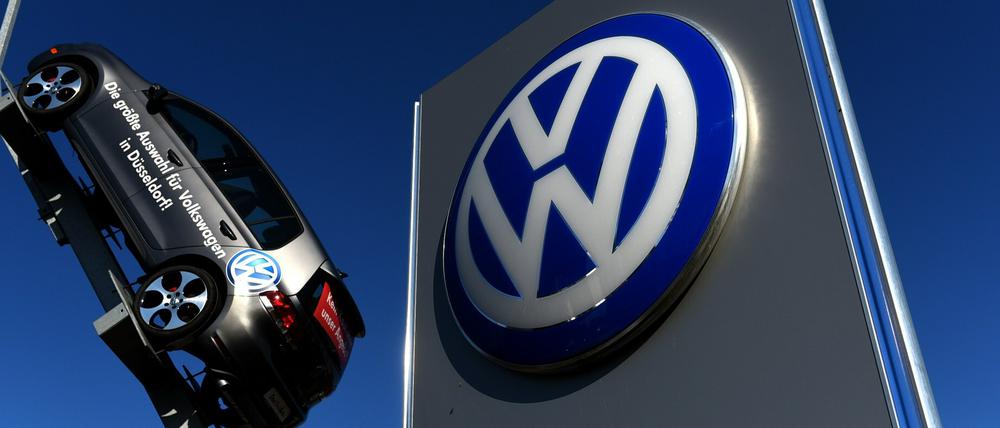 Der Abgas-Skandal drängt die Marke VW in die Verlustzone - die Kosten der Manipulationen wird auch der deutsche Staat tragen müssen.