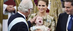 Prinz Nicolas schreit in den Armen seiner Mutter Madeleine - umrahmt von König Carl XVI. (links) und Vater Christopher O'Neill.