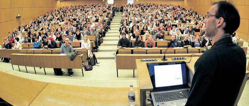 Andrang. Das Annahmeverhalten ist dabei für die Unis oft überraschend.