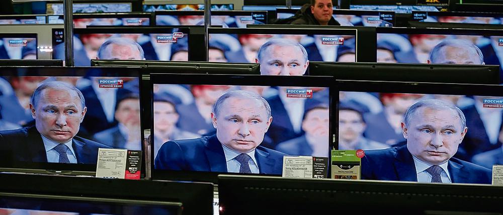 Putin auf allen Kanälen. In Russland wird die Medienfreiheit durch neue Gesetze weiter eingeschränkt.