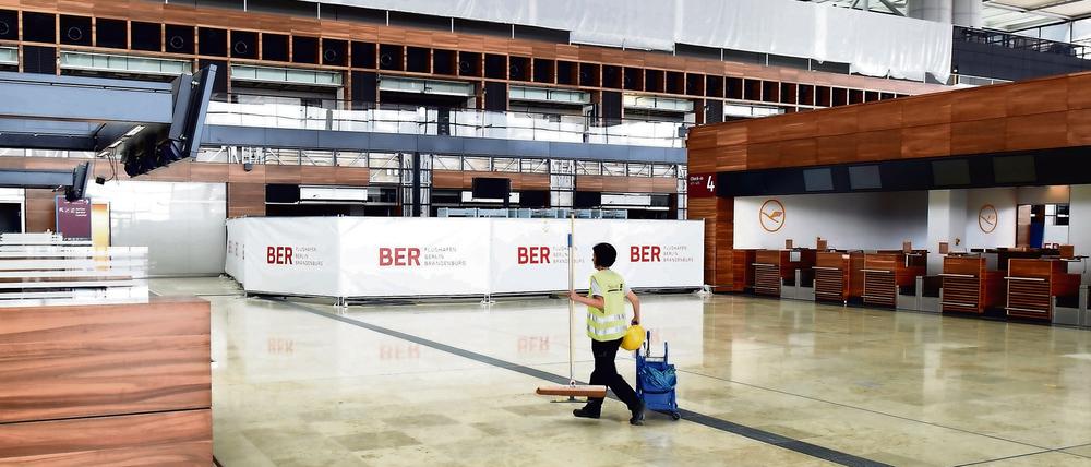 Die ungenutzten Anzeigetafeln und Sitzmöbel im BER könnten auch anderer Verwendung zugeführt werden.