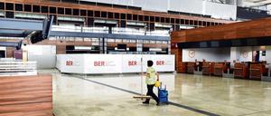 Die ungenutzten Anzeigetafeln und Sitzmöbel im BER könnten auch anderer Verwendung zugeführt werden. 