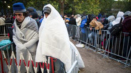 Flüchtlinge warten bei Temperaturen um den Gefrierpunkt auf dem Gelände des Landesamtes für Gesundheit und Soziales. Im Gedränge kann es schnell zu gefährlichen Situationen kommen.