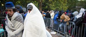 Flüchtlinge warten bei Temperaturen um den Gefrierpunkt auf dem Gelände des Landesamtes für Gesundheit und Soziales. Im Gedränge kann es schnell zu gefährlichen Situationen kommen.