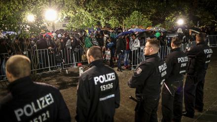 Polizeibeamte sichern am 09.10.2015 das Gelände des LaGeSo. Hier warten Flüchtlinge auf ihre Registrierung und die Zuweisung eines Schlafplatzes. 