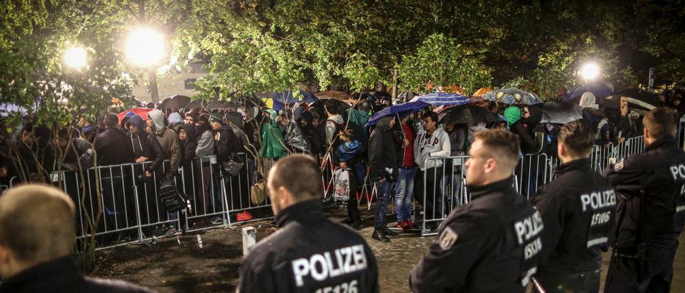Polizeibeamte sichern am 09.10.2015 das Gelände des LaGeSo. Hier warten Flüchtlinge auf ihre Registrierung und die Zuweisung eines Schlafplatzes. 