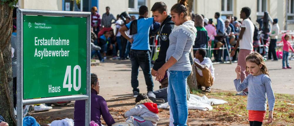 Flüchtlinge auf dem Gelände der Bayernkaserne in München vor der Erstaufnahme für Asylbewerber. In Bayern wird dezentral registriert.