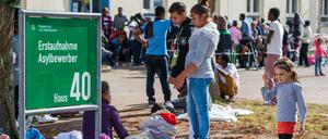 Flüchtlinge auf dem Gelände der Bayernkaserne in München vor der Erstaufnahme für Asylbewerber. In Bayern wird dezentral registriert.
