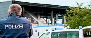 Ausgebrannt: Die Turnhalle in Nauen nach dem Anschlag.