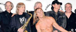 The Stooges werden in die Rock'n'Roll Hall of Fame aufgenommen. Iggy Pop (vorne) feiert, Steven Mackay (hinten) hält sein Saxofon.