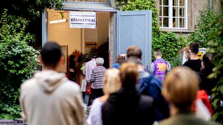 Lange Schlangen bilden sich vor Berliner Wahllokalen.