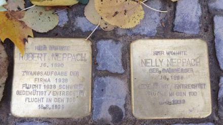 Stolpersteine für Nelly Neppach, Tennisspielerin, und Robert Neppach, Filmproduzent, in Berlin-Wilmersdorf, Nachod- Ecke Prager Straße.