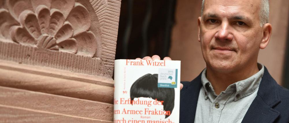 Frank Witzel gewinnt den Deutschen Buchpreis 2015, mit seinem 800-Seiten-Werk "ie Erfindung der Roten Armee Fraktion durch einen manisch-depressiven Teenager im Sommer 1969". 