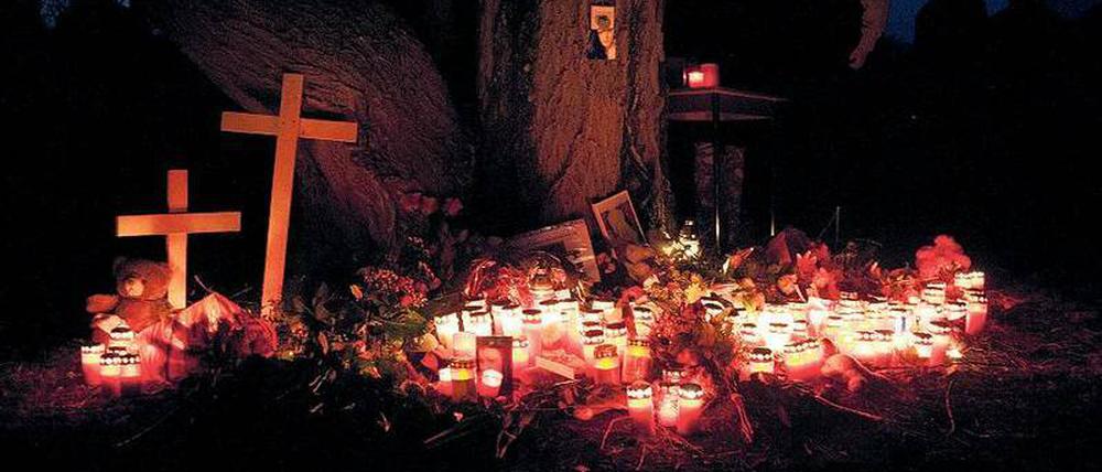 Im Gedenken an Maria P. zündeten Freunde und Bekannte Kerzen am Malchower See in Hohenschönhausen an.