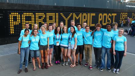 Alle zusammen! Da waren alle happy, aber sentimental, beim Abschlussgruppenbild der Schülerreporter der "Paralympics Zeitung/ Paralympics Post" zum Finale des Projekts. Alle haben sich vor einer Schrifttafel am Bahnhof Kings Cross in London aufgestellt - nach den London 2012 Paralympics in England. 