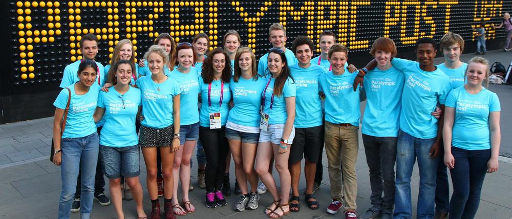 Alle zusammen! Da waren alle happy, aber sentimental, beim Abschlussgruppenbild der Schülerreporter der "Paralympics Zeitung/ Paralympics Post" zum Finale des Projekts. Alle haben sich vor einer Schrifttafel am Bahnhof Kings Cross in London aufgestellt - nach den London 2012 Paralympics in England.