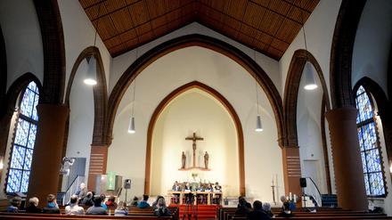 Pressekonferenz zur Eröffnung der "Flüchtlingskirche" in St. Simeon in der Wassertorstraße in Kreuzberg.