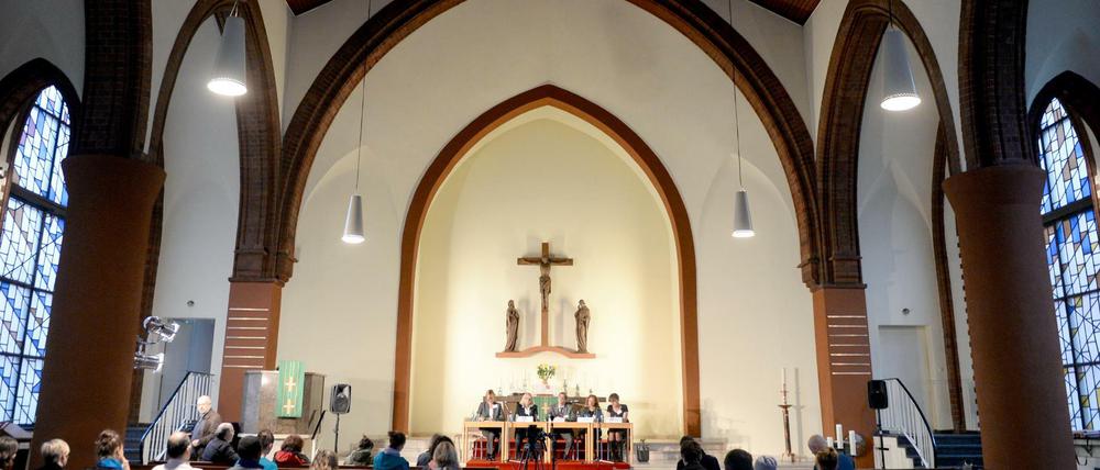 Pressekonferenz zur Eröffnung der "Flüchtlingskirche" in St. Simeon in der Wassertorstraße in Kreuzberg.
