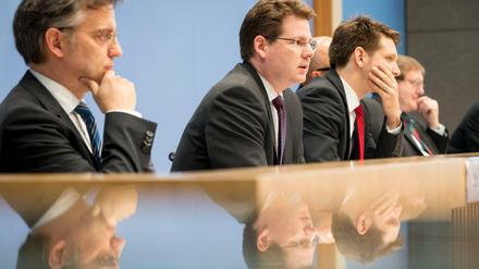 Torsten Schmidt (l-r), Rheinisch-Westfälisches Institut für Wirtschaftsforschung (RWI) aus Essen, Oliver Holtemöller, Leibniz-Institut für Wirtschaftsforschung Halle, Ferdinand Fichtner, Deutsches Institut für Wirtschaftsforschung e.V. Berlin, und der Sprecher des Rheinisch-Westfälischen Instituts für Wirtschaftsforschung Essen, Roland Döhrn, präsentieren das Herbstgutachten der führenden Wirtschaftsforschungsinstitute. Sie erwarten in diesem und im nächsten Jahr insgesamt 1,5 Millionen Asylsuchende in Deutschland.