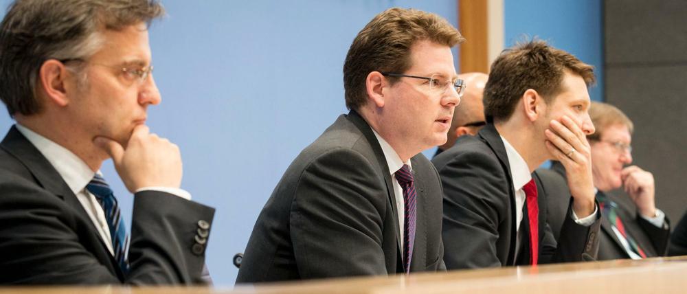 Torsten Schmidt (l-r), Rheinisch-Westfälisches Institut für Wirtschaftsforschung (RWI) aus Essen, Oliver Holtemöller, Leibniz-Institut für Wirtschaftsforschung Halle, Ferdinand Fichtner, Deutsches Institut für Wirtschaftsforschung e.V. Berlin, und der Sprecher des Rheinisch-Westfälischen Instituts für Wirtschaftsforschung Essen, Roland Döhrn, präsentieren das Herbstgutachten der führenden Wirtschaftsforschungsinstitute. Sie erwarten in diesem und im nächsten Jahr insgesamt 1,5 Millionen Asylsuchende in Deutschland.