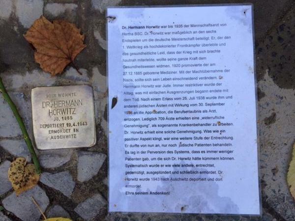 Stolperstein für Hermann Horwitz, Mannschaftsarzt von Hertha BSC in deren erfolgreichster Zeit. Berlin-Wilmersdorf, Nachod- Ecke Prager Straße.