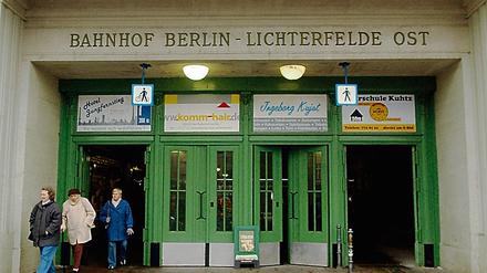 Außenaufnahme vom Bahnhof Lichterfelde Ost.