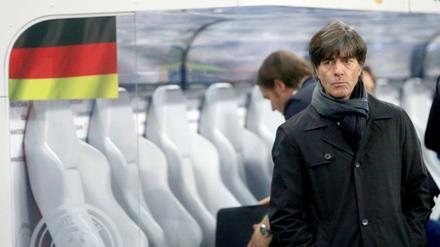 Blick EM 2016: Bundestrainer Joachim Löw vor der Partie gegen Georgien.