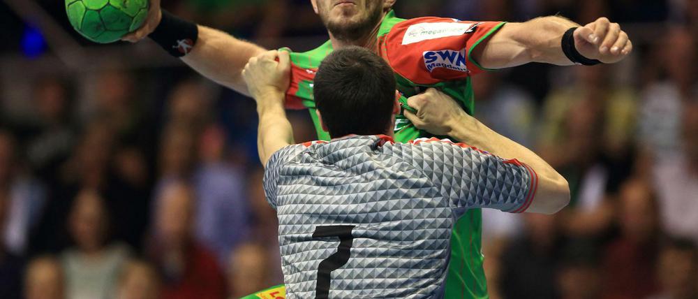 Magdeburgs Michael Haaß (oben) setzt sich gegen den Berliner Kevin Struck durch.