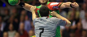 Magdeburgs Michael Haaß (oben) setzt sich gegen den Berliner Kevin Struck durch.