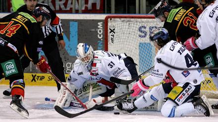 Düsseldorf (in Schwarz) nutzte gegen die Eisbären konsequent seine Chancen.