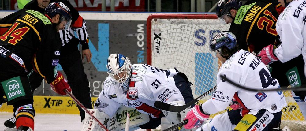 Düsseldorf (in Schwarz) nutzte gegen die Eisbären konsequent seine Chancen.