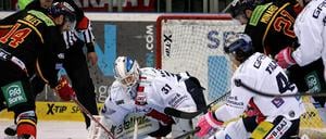 Düsseldorf (in Schwarz) nutzte gegen die Eisbären konsequent seine Chancen.