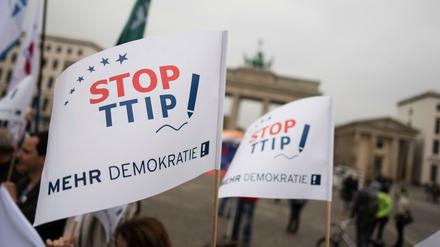 Verschiedene Aktionsbündnisse stehen am 07.10.2015 mit Fahnen mit der Auschrift "Stop TTIP" vor dem Brandenburger Tor in Berlin, um für eine geplante Großdemonstration am 10.10.2015 gegen die Handelsabkommen TTIP und CETA zu werben. 