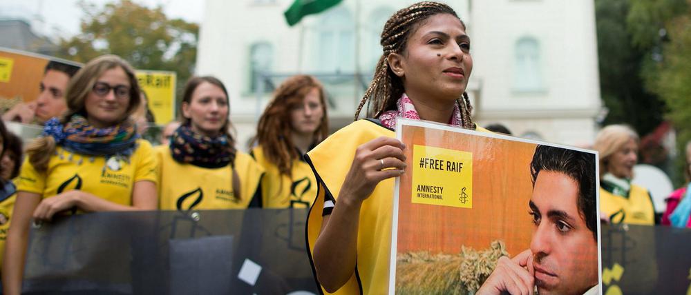 Ensaf Haidar, die Ehefrau des saudi-arabischen Bloggers Raif Badawi, demonstrierte in dieser Woche in Wien für die Freilassung ihres Mannes, der seit über drei Jahren inhaftiert ist.