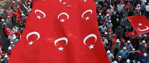 Explosiv. Türkische Nationalisten demonstrieren in Ankara gegen Terrorismus. 