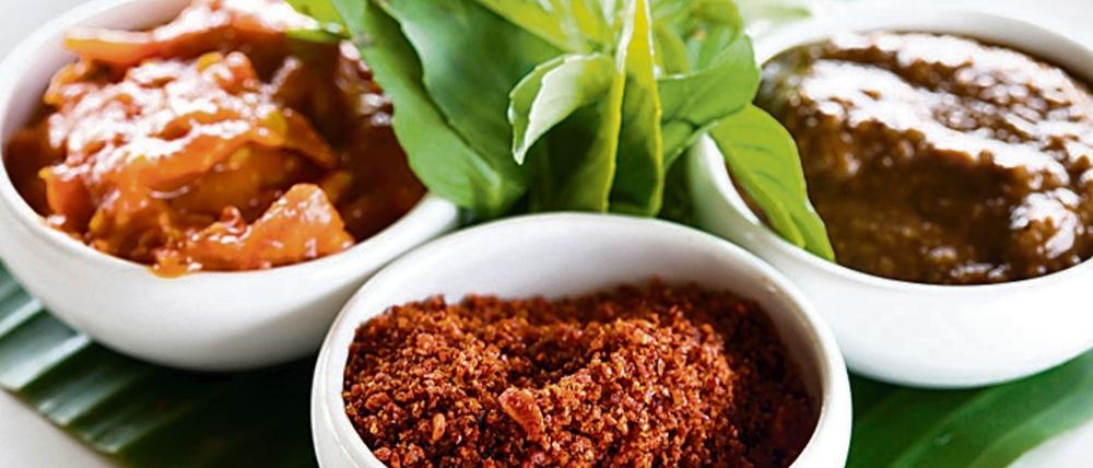 In kleinen Schälchen wird Sambal gereit. Es gibt 300 Sorten. 