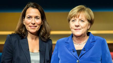 Bundeskanzlerin Angela Merkel neben TV-Moderatorin Anne Will.