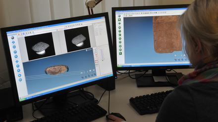 Studiengang Altorientalistik: Die Auswertung einer 3.700 Jahre alten Keilschrifttafel am Computer.