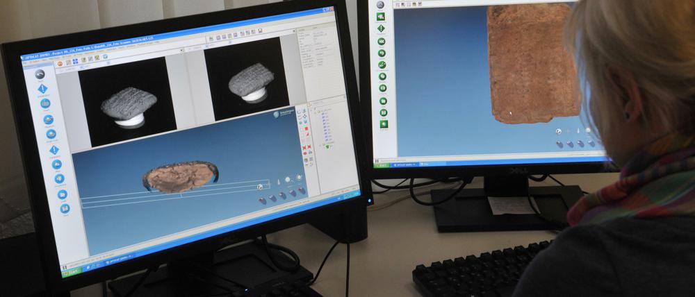 Studiengang Altorientalistik: Die Auswertung einer 3.700 Jahre alten Keilschrifttafel am Computer.
