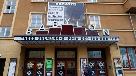Naziparolen am Kino Babylon in Berlin.