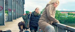 Hanna Berger (Christiane Hörbiger, re.) möchte nicht mehr leben. Mecki (Nadine Boske) kommt gerade noch rechtzeitig.