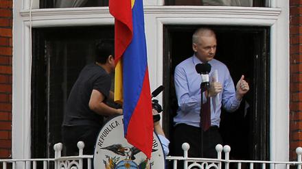 Daumen hoch: Wikileaks-Gründer Julian Assange auf dem Balkon der ecuadorianischen Botschaft in London.