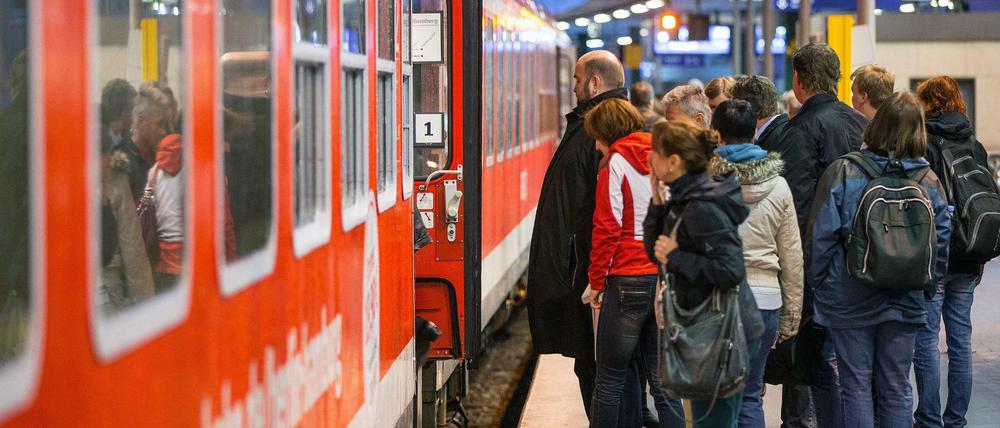 Passagiere steigen am 14.04.2014 auf dem Ostbahnhof in Berlin in den Interregio-Express (IRE) Berlin-Hamburg.