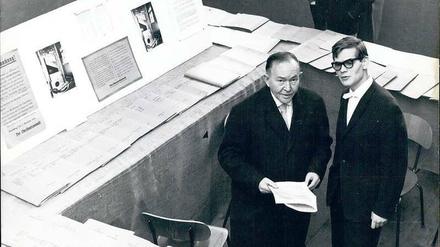 Zwei Männer stehen in einer Ausstellung.
