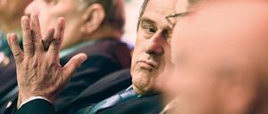 Im Kreise seiner Lieben. Michel Platini (Mitte) darf Präsident des europäischen Verbandes Uefa bleiben, obwohl er 90 Tage für alle Fußball-Aktivitäten gesperrt ist.
