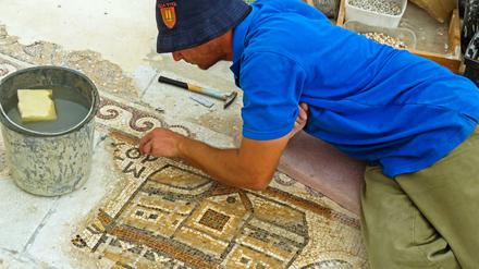 Bei Ausgrabungen ist Vorsicht geboten, um die archäologischen Funde nicht zu zerstören.