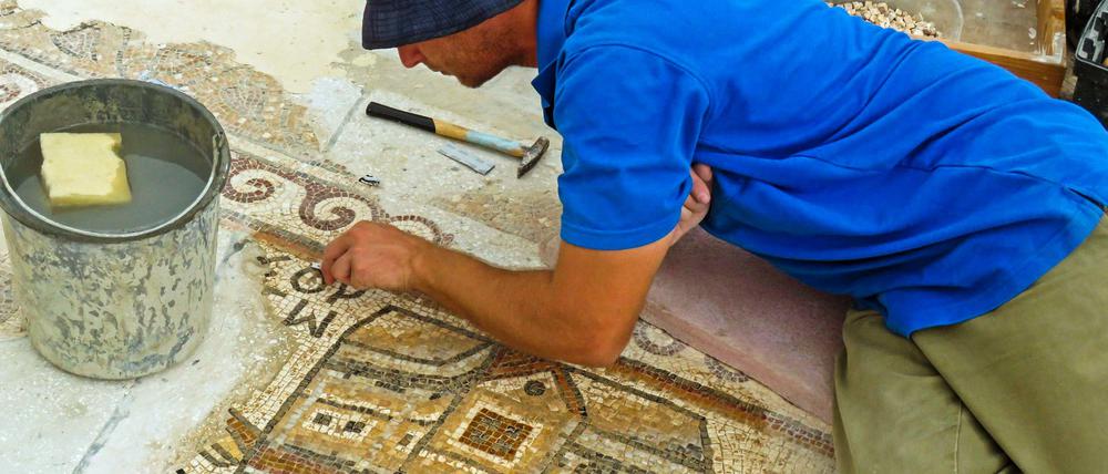 Bei Ausgrabungen ist Vorsicht geboten, um die archäologischen Funde nicht zu zerstören. 